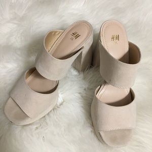 Nude Peep toe mules